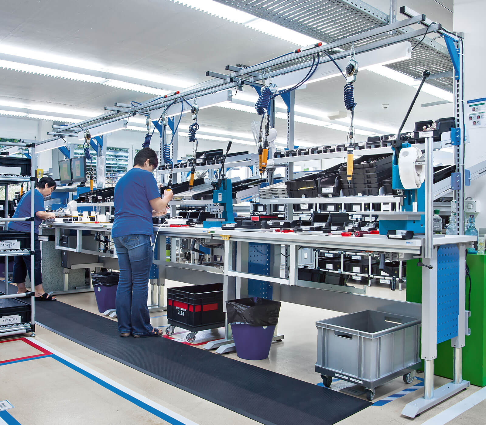 ERGO-line Montagetisch ERGO-Vario Plus mit Materialzuführung {{brizy_dc_image_alt imageSrc=