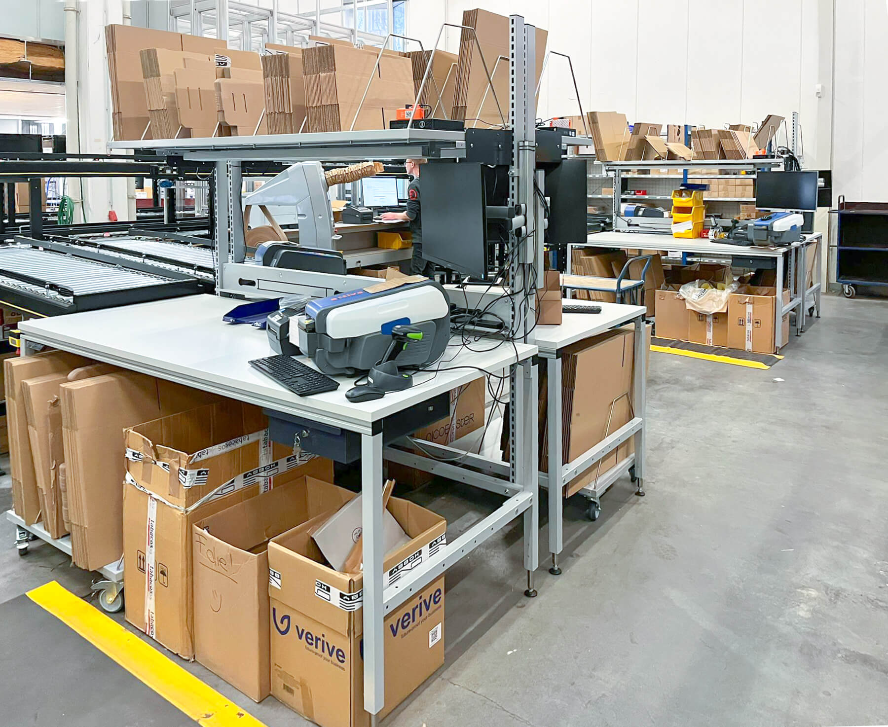 ERGO-line ERGO-Basic packing table with monitor mount on a swivel arm