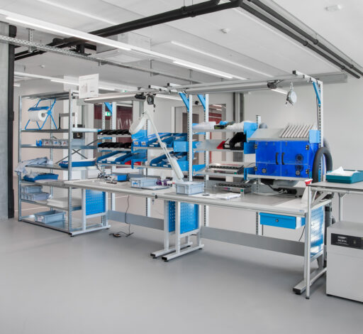 ERGO-line Montagearbeitsplatz mit Ablagen, Licht und Schubladen {{brizy_dc_image_alt imageSrc=