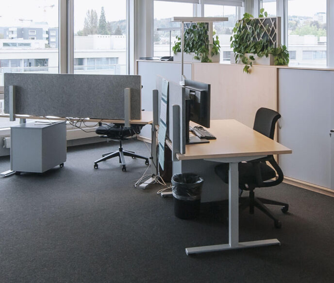 Arbeitsbereich mit Schiebetürenschrank {{brizy_dc_image_alt imageSrc=