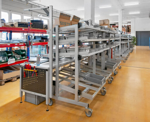 Freistehende Materialzuführung an Montagearbeitsplatz {{brizy_dc_image_alt imageSrc=