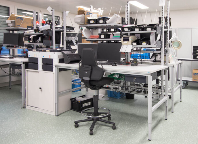 Workstation with superstructure {{brizy_dc_image_alt imageSrc=